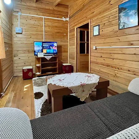 Uji I Panjes Llogara Hytte *